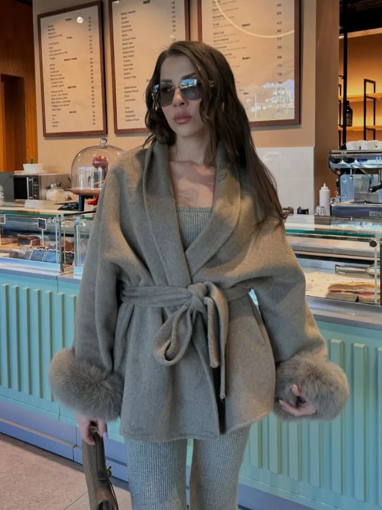 Veste Femme Élégante – Manches en Fausse Fourrure, Fermeture Lacée, Col V, Mi-Longue, Mélange Laine, Style Automne Casual avec Écharpe Vibella