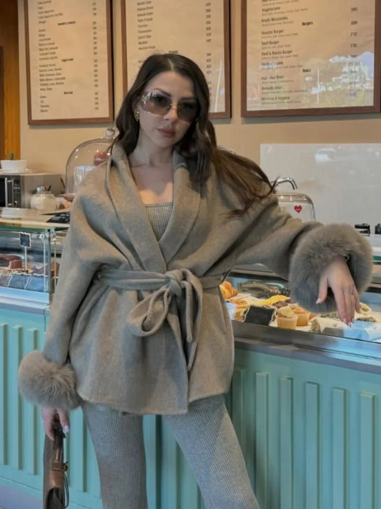 Veste Femme Élégante – Manches en Fausse Fourrure, Fermeture Lacée, Col V, Mi-Longue, Mélange Laine, Style Automne Casual avec Écharpe Vibella